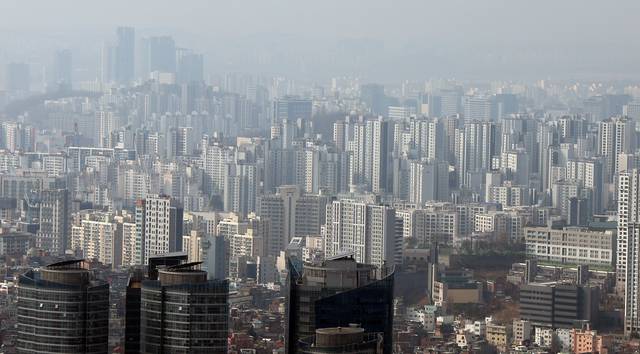 서울 남산에서 바라본 아파트 단지. [연합뉴스 제공]