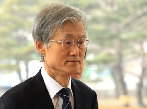 조희대 대법원장이 13일 서울 서초구 대법원으로 출근하고 있다. [연합뉴스]