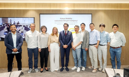 지난해 9월 카카오모빌리티 사옥을 방문한 디리야컴퍼니 관계자들이 류긍선 대표 등 카카오모빌리티 관계자들과 함께 기념 촬영을 하고 있다. 카카오모빌리티 제공