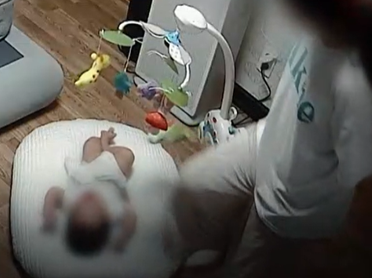 30대 친모 A씨가 4개월된 아기를 학대하고 있다./사진=SBS '그것이 알고 싶다' 캡처