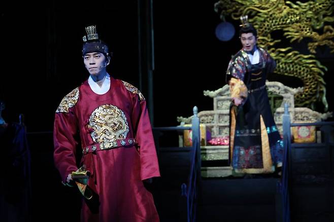 뮤지컬 '한복 입은 남자' 출연 배우들이 서울 중구 충무아트센터 대극장에서 주요 장면 시연을 하고 있다. 뉴시스