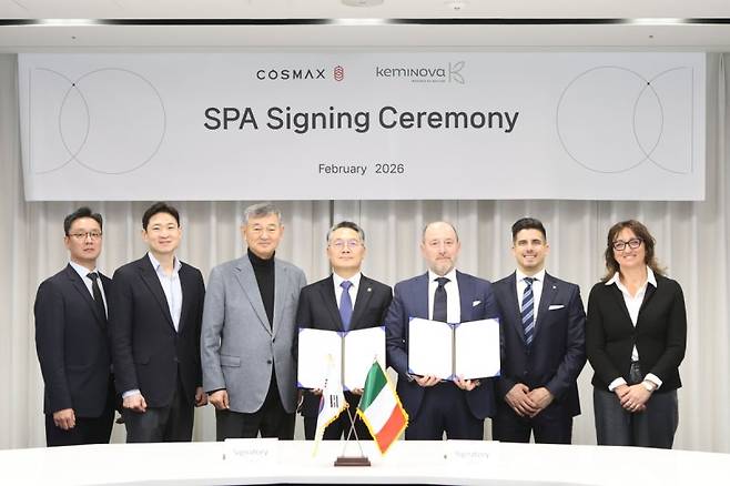 이병주 코스맥스비티아이 대표이사 부회장(왼쪽 두번째부터), 이경수 코스맥스그룹 회장, 최경 코스맥스 대표이사 부회장, 마우로 프란조니 케미노바 대표이사 등 양사 관계자들이 최근 경기도 성남시 코스맥스 판교사옥에서 열린 주식매매계약 체결식에서 기념 촬영을 하고 있다. 코스맥스 제공