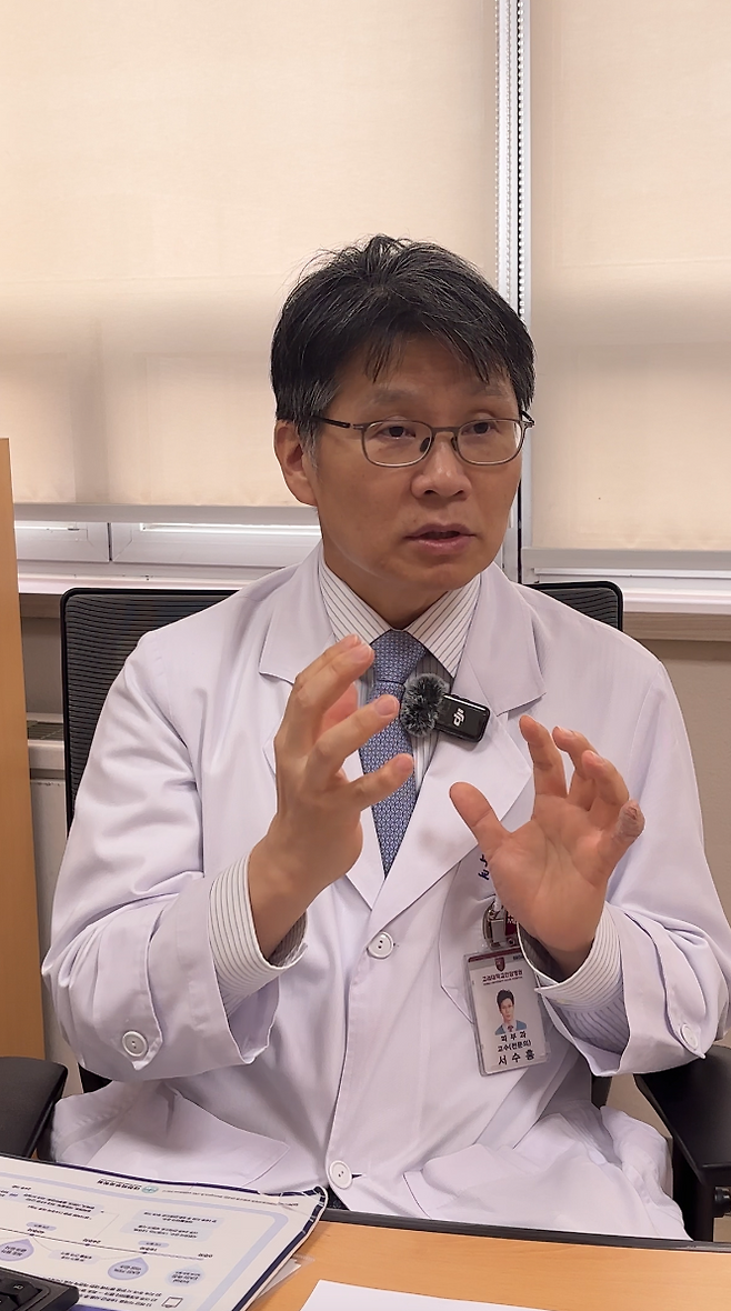 원형탈모는 건강보험 적용을 두고 여러차례 논의가 진행되었지만 아직 건강보험이 적용되는 단계는 아니다. 환자들은 좋은 약을 두고도 비용 때문에 망설이는 경우가 많다. 서수홍 교수는 '좋은 약이 나왔을 때 좋은 혜택을 제공해 준다면 환자에게 크게 도움이 될 것'이라고 강조한다. [탈모 전문가 100인 인터뷰]