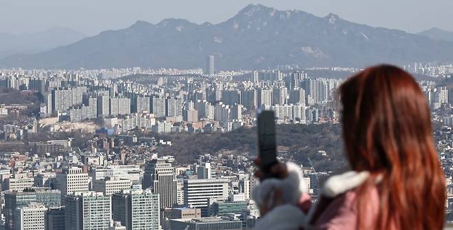 23일 서울 남산에서 바라본 서울 시내 아파트 밀집 지역 모습. 연합뉴스