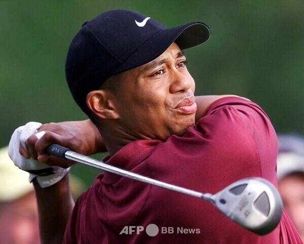 사진은 '골프황제' 타이거 우즈가 2001년 미국프로골프(PGA) 투어 메이저 골프대회 마스터스 토너먼트에서 경기하는 모습이다. 사진제공=ⓒAFPBBNews = News1 (사진을 무단으로 사용하지 마십시오.)