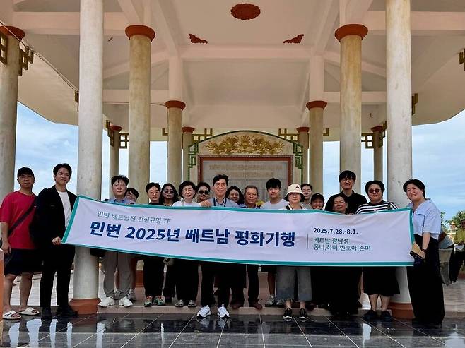 지난해 여름 민변 베트남전TF가 참가자를 모아 베트남 평화기행을 갔을 때 하미 위령비 앞에서 단체사진을 찍었다. 김남주 제공