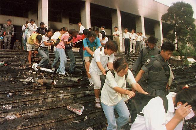 1996년 8월20일 연세대 종합관 건물에 진입한 경찰들에 의해 검거되는 한총련(한국대학총학생회연합) 소속 대학생들. 1996년 8월13일부터 20일에 걸쳐 한총련이 연세대학교 교정에서 주최한 범민족대회를 경찰이 강경 해산하려 하자 이에 맞서 시위를 벌이던 대학생 2만여 명이 연세대학교 학내 건물들을 점거하여 농성 시위를 벌이다 해산됐다. 3기 진실화해위에서 조사대상의 시간적 범위가 2001년까지 확대되면 이러한 1996년 연세대 사건 피해자들도 진실규명을 신청할 가능성이 크다. 한겨레 자료