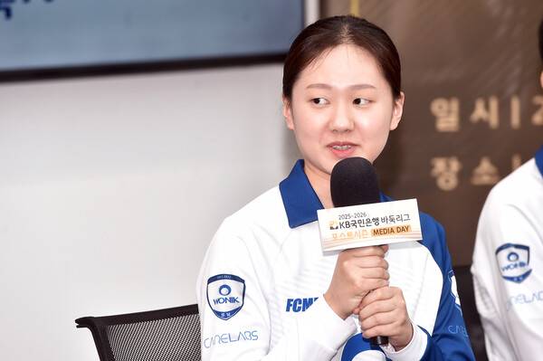원익의 김은지 9단이 23일 열린 2025-2026 KB국민은행 바둑리그 포스트시즌 미디어데이에서 각오를 밝히고 있다. 한국기원 제공