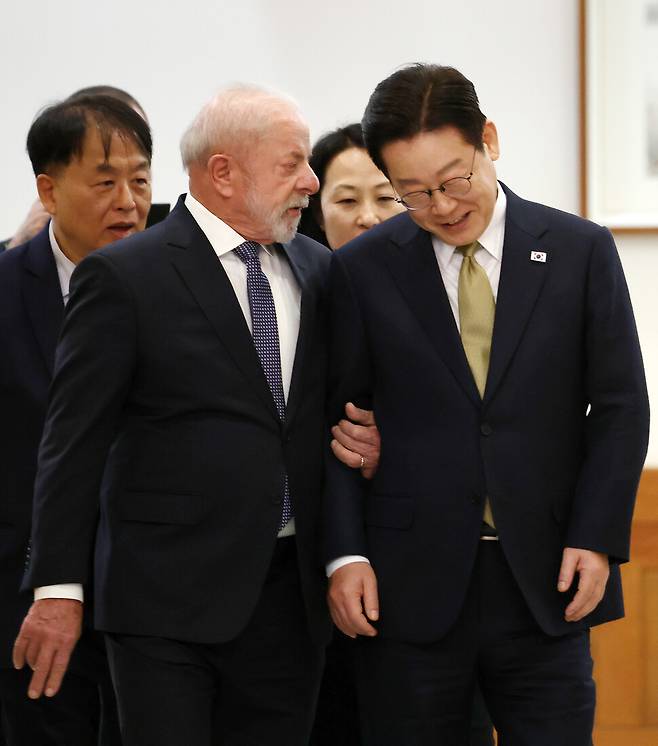 이재명 대통령과 루이스 이나시우 룰라 다 시우바 브라질 대통령이 23일 청와대에서 열린 한-브라질 정상회담을 마친 후 공동언론발표를 하기 위해 회견장으로 들어서고 있다. 연합뉴스