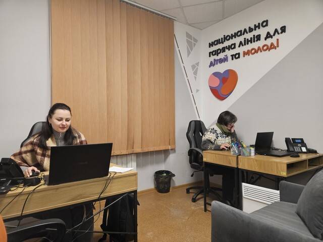 4일 우크라이나 페미니스트 엔지오 ‘라 스트라다’ 활동가들이 키이우의 사무실에서 어린이·여성 등의 상담 전화를 받고 있다. 천호성 기자