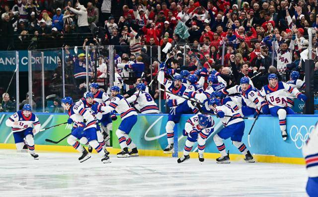 잭 휴스의 골든골이 나오자, 미국 선수들이 일제히 빙판으로 뛰어나오고 있다. 밀라노=로이터 연합뉴스