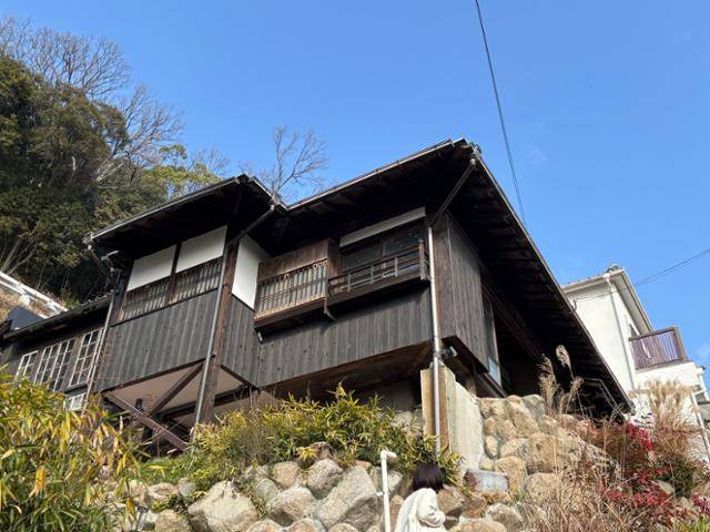 일본 효고현 고베시 효고구 산노초에 지난달 19일 '아이코야'로 개조한 고민가가 세워져 있다. 고베=류호 특파원