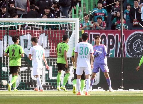 환호하는 송범근