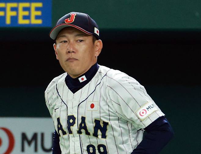 <yonhap photo-2765="">19일 일본 도쿄돔에서 열린 아시아프로야구챔피언십(APBC) 결승전 대한민국과 일본의 경기. 경기 시작전 일본의 이바타 히로카즈 감독이 입장하고 있다. 2023.11.19 [연합뉴스]</yonhap>