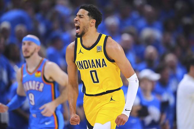 <yonhap photo-4684=""> Indiana Pacers guard Tyrese Haliburton reacts after scoring during the first half of Game 7 of the NBA Finals basketball series against the Oklahoma City Thunder Sunday, June 22, 2025, in Oklahoma City. (AP Photo/Julio Cortez)/2025-06-23 12:47:58/ <저작권자 ⓒ 1980~2025 ㈜연합뉴스. 무단 전재 재배포 금지, AI 학습 및 활용 금지></yonhap>