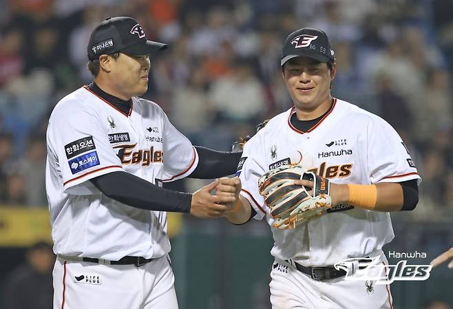 지난 2024년 4월 30일 SSG 랜더스전에서 경기에서 만루 홈런과 호수비를 펼친 노시환(오른쪽)이 류현진의 격려를 받고 있다. 사진=한화 이글스 제공