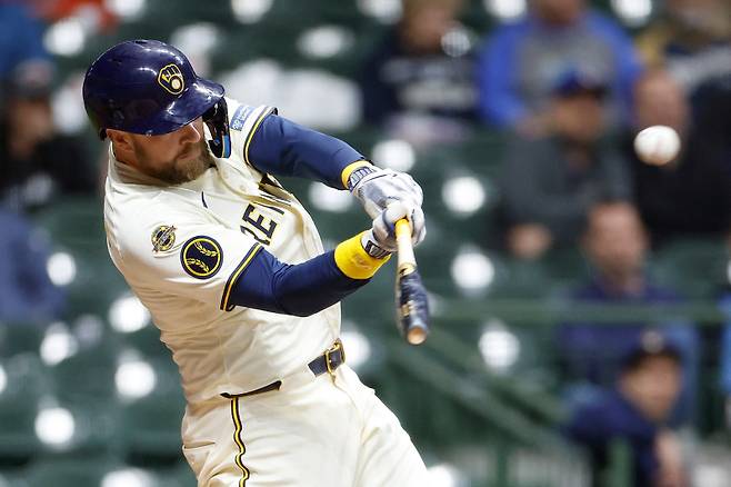 <yonhap photo-6320="">밀워키를 떠나 클리블랜드에서 새 출발하는 리스 호스킨스. [AFP=연합뉴스]</yonhap>