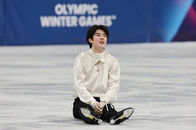 <yonhap photo-2489="">13일(현지시간) 이탈리아 밀라노 아이스스케이팅 아레나에서 열린 2026 밀라노ㆍ코르티나담페초 동계올림픽 남자 싱글 프리 스케이팅에 출전한 차준환이 연기를 마친 뒤 아쉬워하고 있다. 차준환은 이날 기술점수(TES) 95.16점, 예술점수(PCS) 87.04점, 감점 1점, 총점 181.20점을 받아 4위를 기록했다. [사진=연합뉴스]</yonhap>