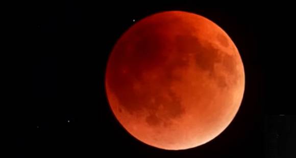 2025년 9월 8일 고흥 덕흥천문대에서 찍은 개기월식. 달이 지구 그림자에 완전히 숨어들면서 '붉은 달'로 바뀌었다. [사진=과천과학관]