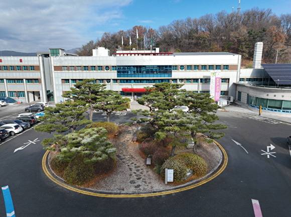 경기도 동두천시청 전경. 시는 시민의 안전 확보를 위해 모랫말교 야간 전면 교통통제를 준비하고 있다. [사진=동두천시]