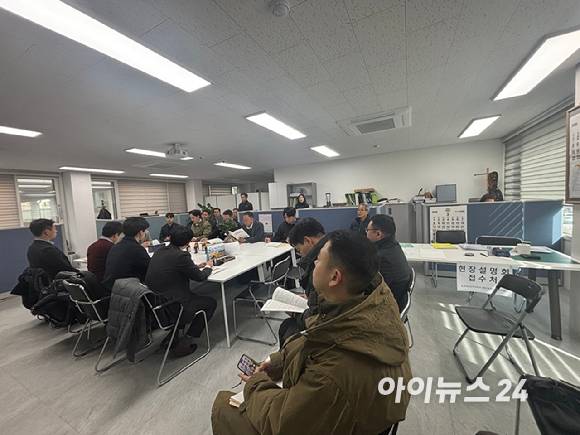 23일 서울 양천구 목동6단지 재건축정비사업조합은 오후 2시 조합에서 시공사 입찰 현장설명회를 열었다. 참여 건설사는 삼성물산, 현대건설, 대우건설, 포스코이앤씨, DL이앤씨, SK에코플랜트 등 대형사를 비롯해 금호건설, 대방건설, CA이앤씨 등 10곳 이다. [사진=김민지 기자]