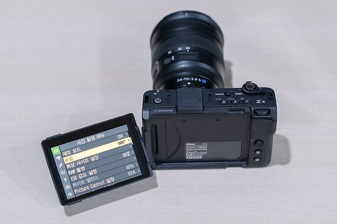 ZR의 디스플레이는 4인치로 타 카메라와 비교해 큰 면적을 제공한다 / 출처=IT동아