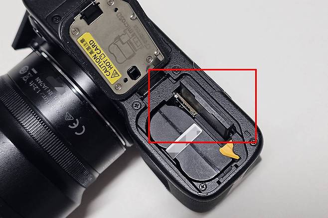 CF익스프레스 카드와 마이크로 SD 카드는 카메라 하단에 꽂는 방식이다. 다만 마이크로 SD 카드 슬롯 위치가 낮아 장착이 번거롭다 / 출처=IT동아