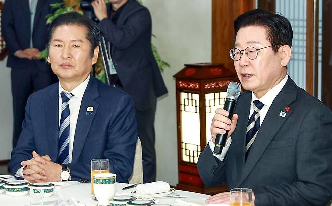 이재명 대통령이 지난달 16일 청와대 상춘재에서 열린 여야 지도부 초청 오찬 간담회에서 모두발언을 하고 있다. 청와대사진기자단