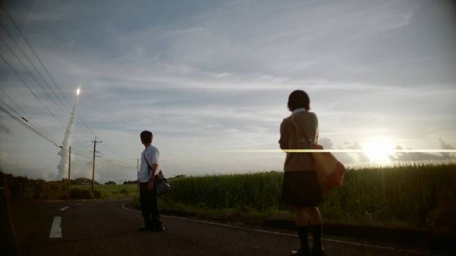 실사화 영화 '초속5센티미터' 스틸컷. 고등학생이 된 타카키가 하늘로 향하는 우주선을 보며 아카리를 떠올리고 있다. [롯데엔터테인먼트]