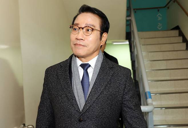 음주 측정 거부로 수사받던 6급 공무원을 5급 사무관으로 승진시킨 혐의(위계에 의한 공무집행방해)로 입건된 최경식 남원시장이 지난달 8일 피의자 조사를 받기 위해 전북경찰청 반부패경제범죄수사대에 출석하고 있다. [연합뉴스]