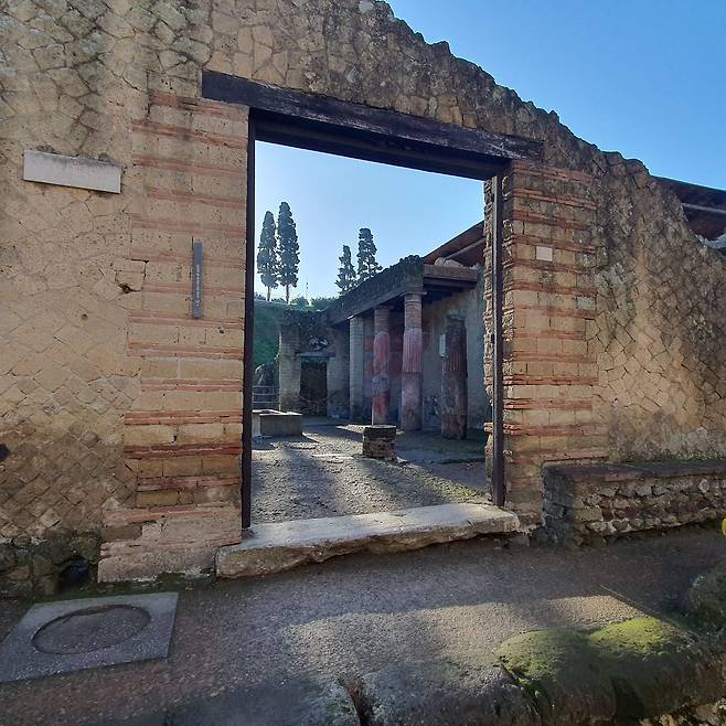 이탈리아 폼페이 인근에 위치한 에르콜라노의 폐허가 된 주택. [사진 조성익]