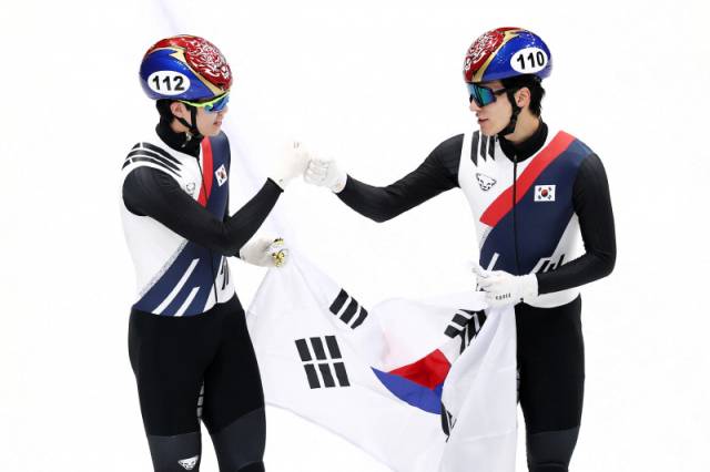 ▲ 한국 쇼트트랙 국가대표팀 황대헌(오른쪽)과 이준서가 21일(한국 시간) 이탈리아 밀라노 아이스 스케이팅 아레나에서 열린 2026 밀라노-코르티나담페초 동계 올림픽 쇼트트랙 남자 계주 결승에서 은메달을 차지한 뒤 기쁨을 나누고 있다. 연합뉴스