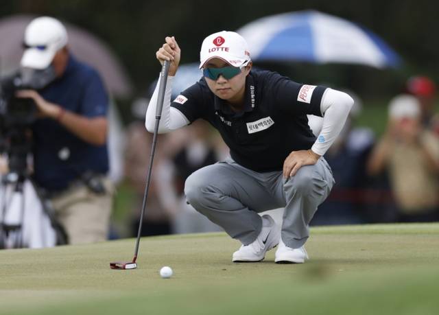 ▲ 김효주가 22일(한국 시간) 태국 촌부리 시암 컨트리 클럽에서 열린 혼다 LPGA 타일랜드 4라운드에서 코스를 살피고 있다. EPA/연합뉴스