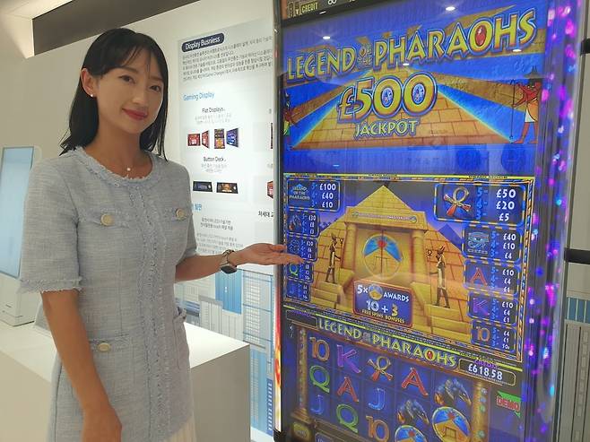 김한솔 주임이 세계 최초 커브드 미니 LED가 적용된 게이밍 디스플레이를 소개하고 있다. 윤현주 기자