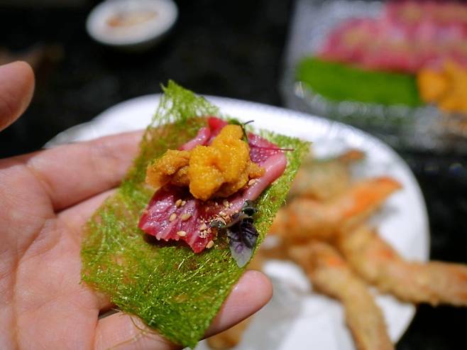 우니와 육사시미, 감태로 이뤄진 투뿔코리안하우스의 삼합.