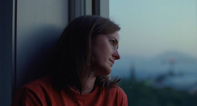 창밖을 바라보며 생각에 잠긴 노라 / 제공. CGV아트하우스