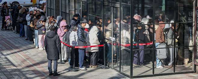 지난 2월 6일 서울 중구의 한 백화점에서 사람들이 오픈런을 하기 위해 줄을 서 있다. 한국경제신문