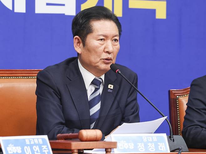 정청래 더불어민주당 대표가 19일 서울 여의도 국회에서 열린 최고위원회의에서 내란 우두머리 혐의로 기소된 윤석열 전 대통령 무기징역 선고에 대한 관련 발언을 하고 있다./2026.2.19 임형택기자