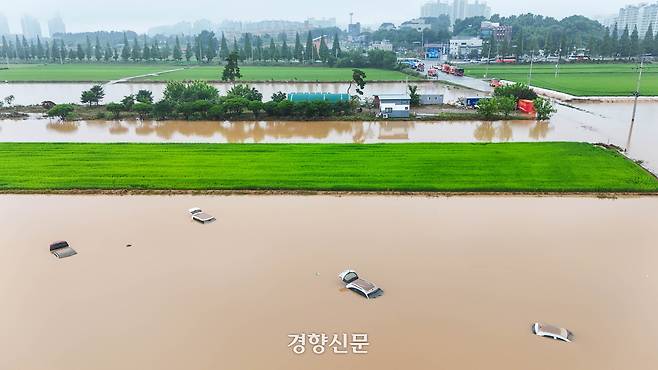 이틀 사이 520mm에 가까운 많은 비가 쏟아진 충남 서산시 석림동 청지천 일대에서 차량들이 불어난 물에 침수돼 있다. 기상청은 서산 등 충남권에 내린 비의 양이 ‘200년에 한 번 내릴 수준’이라고 밝혔다. 또한 이날 오전 1시 46분부터 1시간 동안 서산에 114.9㎜의 비가 쏟아진 것은 ‘100년 만에 한 번 나타날 수준’의 강도라고 설명했다. 2025.7.17 서산|성동훈 기자