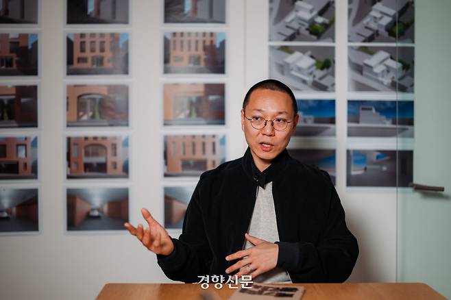 23일 서울 용산구 한남동 사무실에서 김이홍 교수가 폐기물이 처리되는 공간을 도시와 공존시키는 것에 대한 책 <폐기의 공간사>에 대해 말하고 있다. 2026.1.23 이준헌 기자