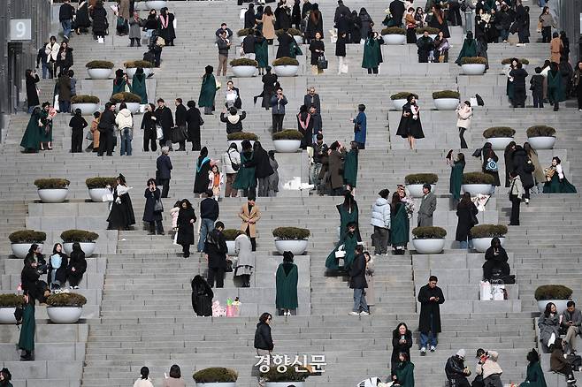 이화여자대학교에서 2025학년도 전기 학위수여식이 열린 23일 이화여대 교정이 졸업생들과 학부모들로 붐비고 있다.