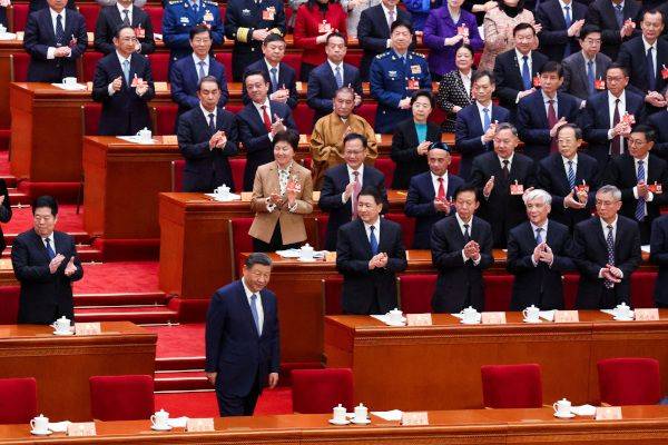 시진핑 중국 국가주석이 작년 3월 4일 수도 베이징 인민대회당에서 양회의 첫 일정으로 열린 전국인민정치협상회의(정협) 개회식에 기립박수를 받으며 입장하고 있다. 로이터연합뉴스