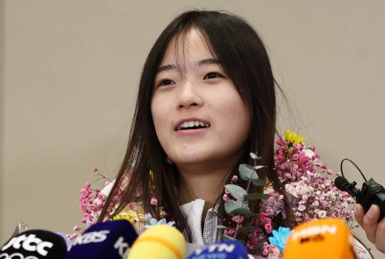 인터뷰하는 최가온. 사진[연합뉴스]