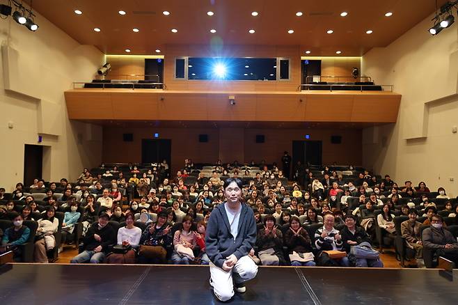 지난 21일 일본 도쿄 한국문화원에서 열린 토크 콘서트에서 이동건 작가가 팬들과 기념촬영을 하고 있다. [한국콘텐츠진흥원]
