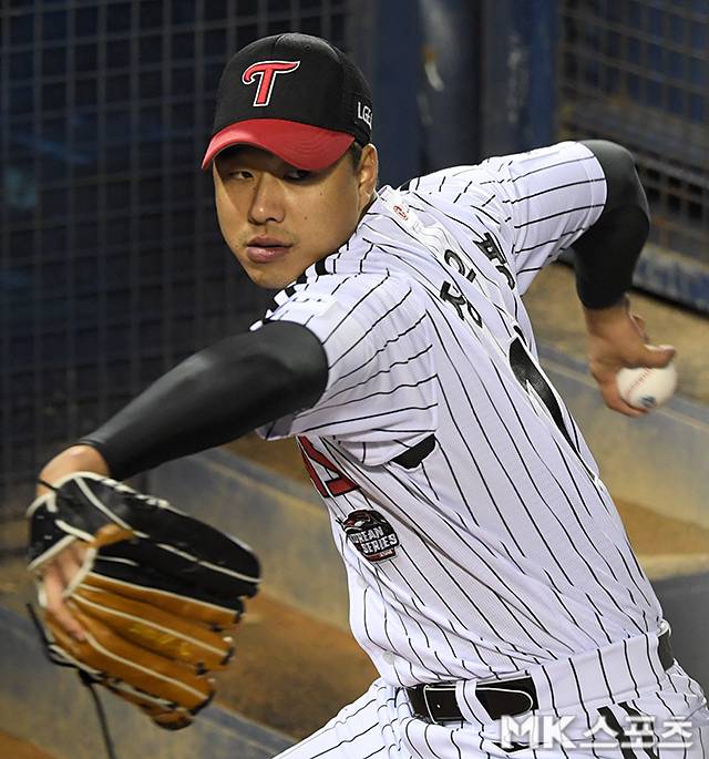 ‘2023 KBO 포스트시즌 한국시리즈’ KT 위즈와 LG 트윈스의 2차전 경기가 2023년 11월 8일 오후 서울 송파구 잠실야구장에서 열렸다. KT는 ‘에이스’ 쿠에바스가 선발로 나서 2연승에 도전한다. LG는 ‘한국시리즈 마지막 퍼즐’ 최원태가 선발로 나서 반전을 노린다. 2회말 LG 정우영이 불펜에서 몸을 풀고 있다. 사진=천정환 기자