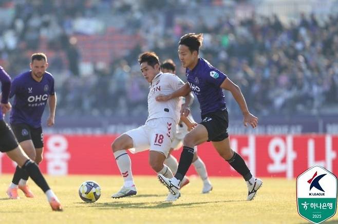 FC 안양 중앙 수비수 권경원(사진 오른쪽). 사진=한국프로축구연맹