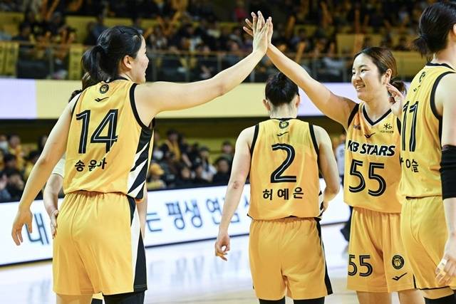 23일 하나은행전에서 소중한 승전고를 울린 KB스타즈 선수단. 사진=WKBL 제공