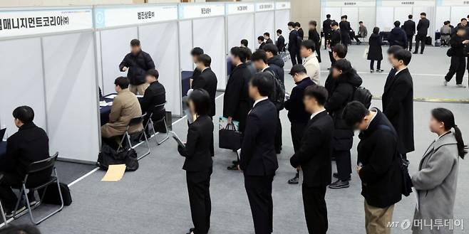 [부산=뉴시스] 하경민 기자 = '2026 해운선사 해기사 취업박람회'가 열린 10일 부산 동구 부산항국제전시컨벤션센터 5층 이벤트홀에서 해양대, 해사고, 오션폴리텍 졸업생 등이 해운선사의 현장면접을 보고 있다.   한국해운협회 등이 주최한 이번 취업박람회는 해양수산부의 청년 일자리 창출 정책에 부응하고, 해운산업의 미래를 이끌어갈 해양계 교육기관 졸업생의 사회 진출을 지원하기 위해 마련됐다. 2026.02.10. yulnetphoto@newsis.com /사진=하경민