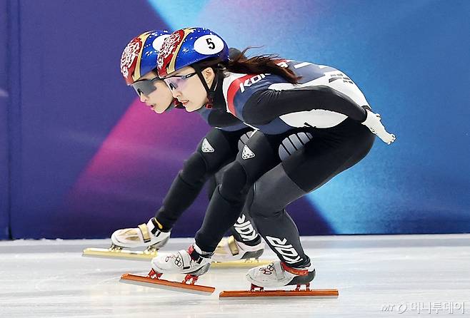 (밀라노=뉴스1) 김진환 기자 = 쇼트트랙 최민정과 김길리가 20일(현지시간) 이탈리아 밀라노 아이스 스케이팅 아레나에서 열린 2026 밀라노·코르티나담페초 동계올림픽 쇼트트랙 여자 1500m 결승에서 나란히 역주를 펼치고 있다. 2026.2.21/뉴스1 Copyright (C) 뉴스1. All rights reserved. 무단 전재 및 재배포, AI학습 이용 금지. /사진=(밀라노=뉴스1) 김진환 기자