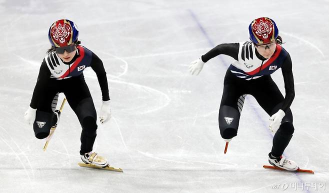 [밀라노=뉴시스] 박주성 기자 = 쇼트트랙 대한민국 대표팀 최민정(오른쪽)과 김길리가 9일(현지 시간) 이탈리아 밀라노 아이스스케이팅 아레나에서 내일 있을 경기에 대비해 훈련을 하고 있다. 2026.02.09. park7691@newsis.com /사진=